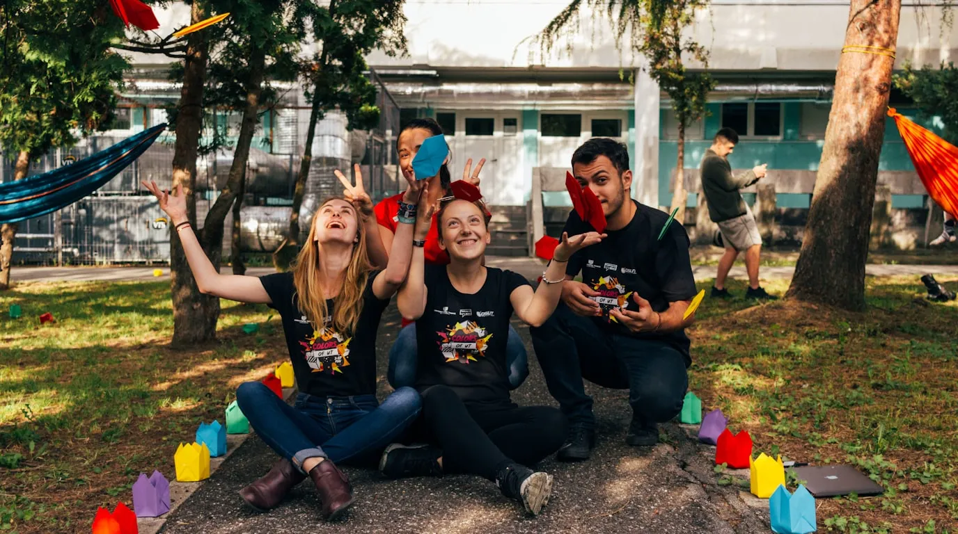 Jeunes participants réunis lors d'un laboratoire de pratique théâtrale collective
